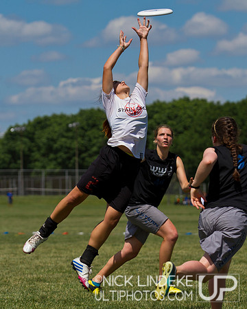2014 USAU D-I College Champs Saturday Action