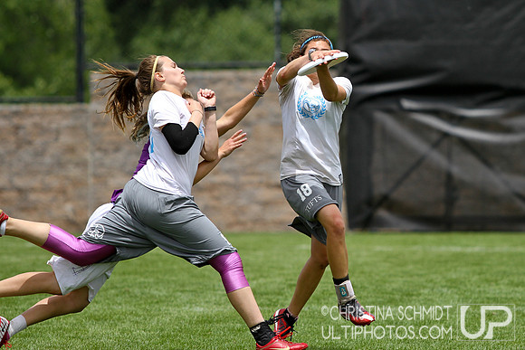 2012 USAU D-I College Championships Sunday Semis Action