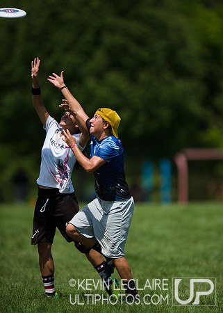 2014 USAU D-I College Champs Saturday Round 4 Action