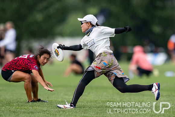 Chicago Nemesis vs Swampybarg in pool play at World Ultimate Club Championships