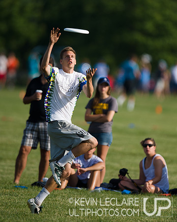 2014 USAU D-I College Champs Sunday Qtrs Action