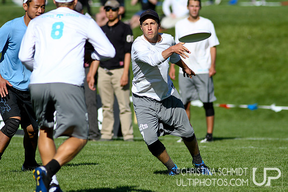 2012 USAU D-I College Championships Sunday Qtrs Action