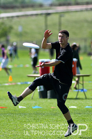 2012 USAU D-I College Championships Sunday Qtrs Action