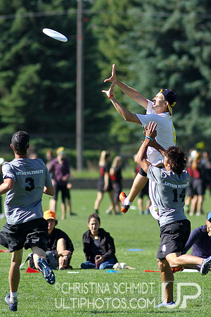 2012 USAU D-I College Championships Sunday Qtrs Action