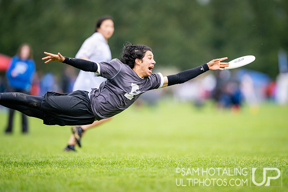 Bracket play on Sunday at DiscNW Spring Reign