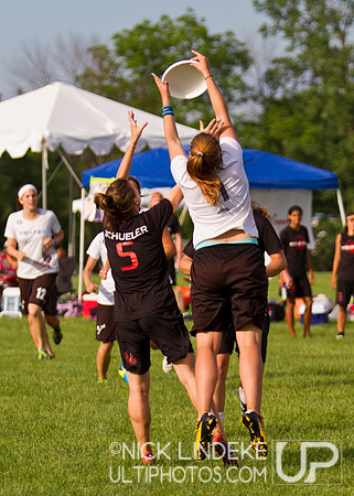 2014 USAU D-I College Champs Saturday Action