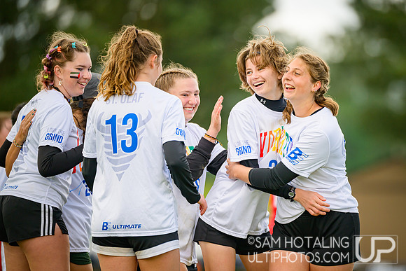 St. Olaf Vortex vs Wesleyan Vicious Circles in quarterfinals at USAU D-III College Championships