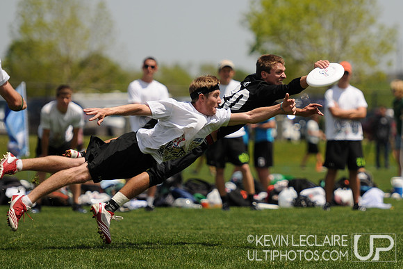 Texas captain Ben Hamilton makes the layout grab against UVa in Pool Play - KWL - DSC_5076_cr
