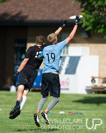 2014 USAU D-I College Champs Sunday Qtrs Action