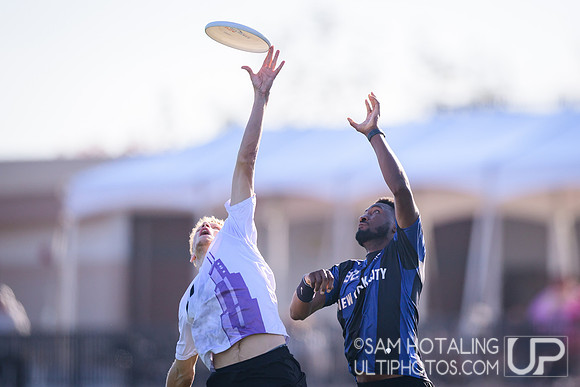 Chicago Machine vs PoNY in semifinals at USAU Club Championships, Surf Cup Sports Park