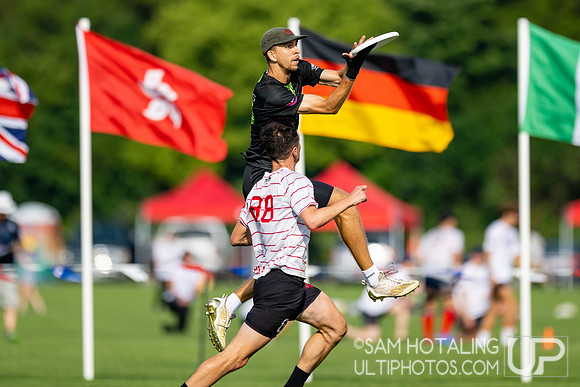Clapham Ultimate vs Melbourne Ellipsis in pool play at World Ultimate Club Championships