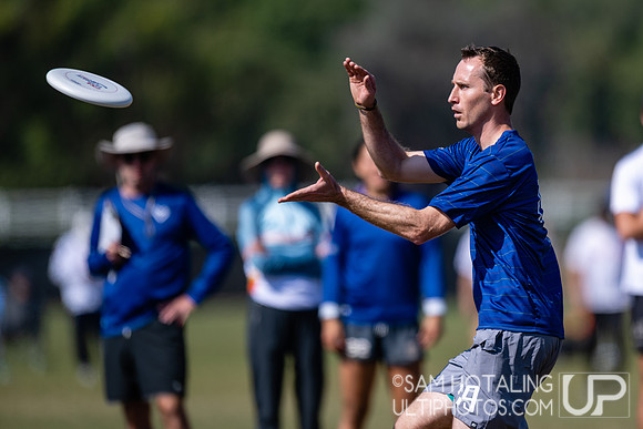 Love Tractor vs Seattle Mixtape in quarterfinals at USA Ultimate National Championships