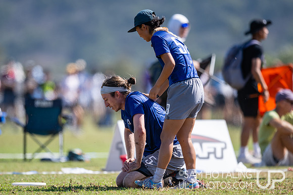 Love Tractor vs Seattle Mixtape in quarterfinals at USA Ultimate National Championships