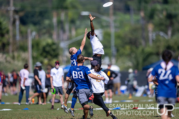 Love Tractor vs Seattle Mixtape in quarterfinals at USA Ultimate National Championships