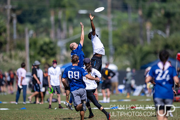 Love Tractor vs Seattle Mixtape in quarterfinals at USA Ultimate National Championships