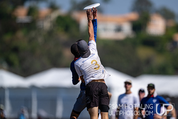 Love Tractor vs Seattle Mixtape in quarterfinals at USA Ultimate National Championships