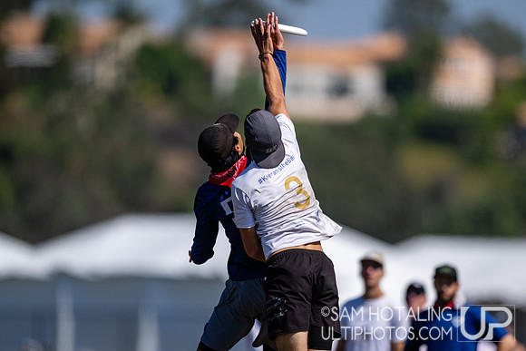 Love Tractor vs Seattle Mixtape in quarterfinals at USA Ultimate National Championships