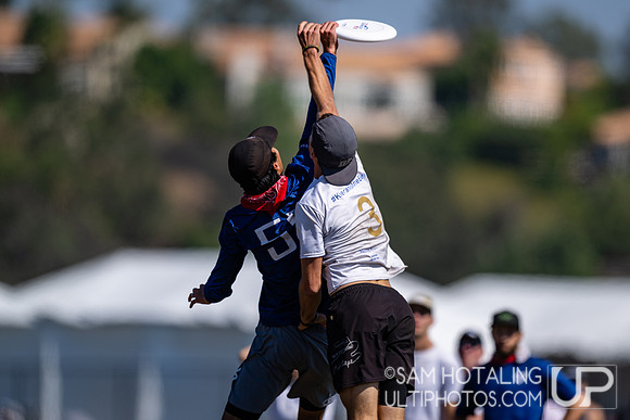 Love Tractor vs Seattle Mixtape in quarterfinals at USA Ultimate National Championships