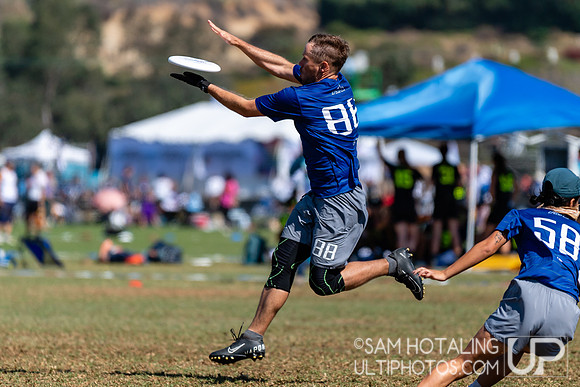 Love Tractor vs Seattle Mixtape in quarterfinals at USA Ultimate National Championships