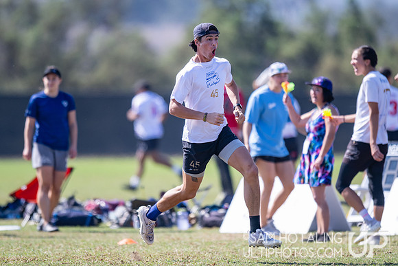 Love Tractor vs Seattle Mixtape in quarterfinals at USA Ultimate National Championships