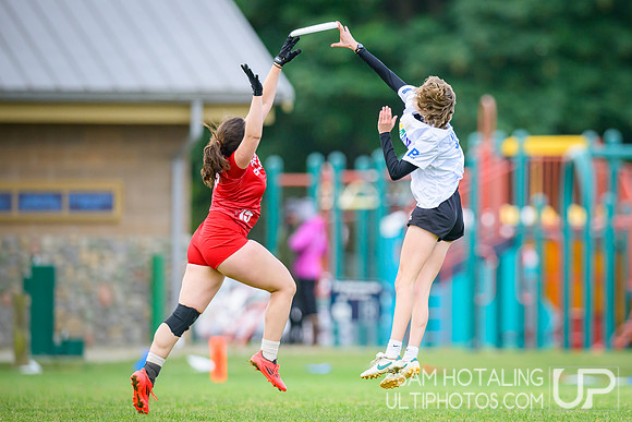 St. Olaf Vortex vs Wesleyan Vicious Circles in quarterfinals at USAU D-III College Championships