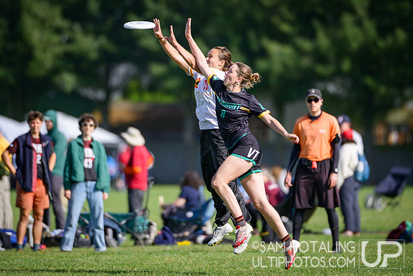 Stanford Superfly vs Vermont Ruckus in pool play at USAU D-I College Championships