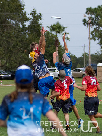 Drag'n Thrust vs Mental Toss Flycoons. Mixed division pool play, Thursday, Oct 2012.