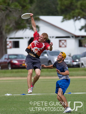 Drag'n Thrust vs Mental Toss Flycoons. Mixed division pool play, Thursday, Oct 2012.