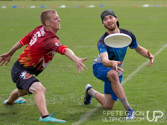 Drag'n Thrust vs Mental Toss Flycoons. Mixed division pool play, Thursday, Oct 2012.