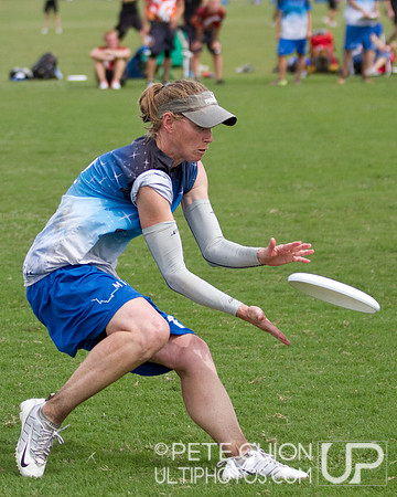 Drag'n Thrust vs Mental Toss Flycoons. Mixed division pool play, Thursday, Oct 2012.