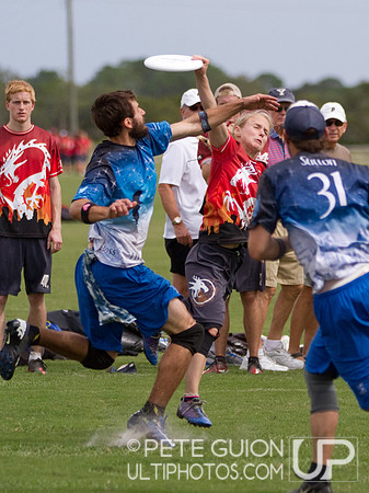 Drag'n Thrust vs Mental Toss Flycoons. Mixed division pool play, Thursday, Oct 2012.