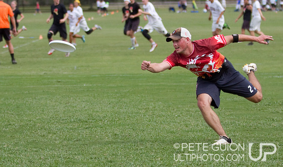 Drag'n Thrust vs Mental Toss Flycoons. Mixed division pool play, Thursday, Oct 2012.