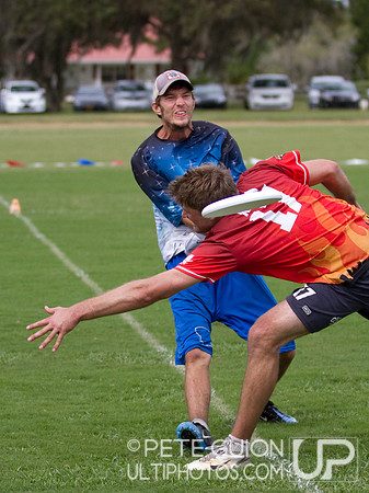 Drag'n Thrust vs Mental Toss Flycoons. Mixed division pool play, Thursday, Oct 2012.