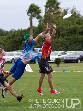 Drag'n Thrust vs Mental Toss Flycoons. Mixed division pool play, Thursday, Oct 2012.