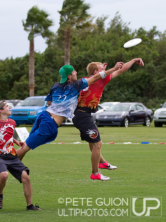 Drag'n Thrust vs Mental Toss Flycoons. Mixed division pool play, Thursday, Oct 2012.