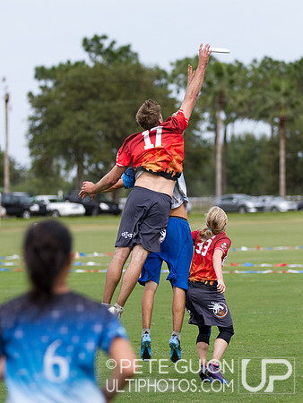 Drag'n Thrust vs Mental Toss Flycoons. Mixed division pool play, Thursday, Oct 2012.
