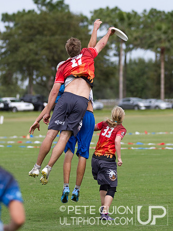 Drag'n Thrust vs Mental Toss Flycoons. Mixed division pool play, Thursday, Oct 2012.