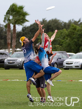 Drag'n Thrust vs Mental Toss Flycoons. Mixed division pool play, Thursday, Oct 2012.
