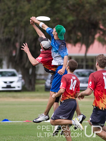 Drag'n Thrust vs Mental Toss Flycoons. Mixed division pool play, Thursday, Oct 2012.