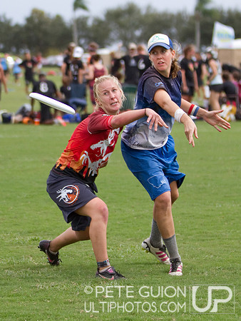Drag'n Thrust vs Mental Toss Flycoons. Mixed division pool play, Thursday, Oct 2012.
