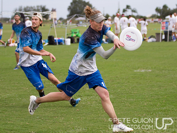 Drag'n Thrust vs Mental Toss Flycoons. Mixed division pool play, Thursday, Oct 2012.