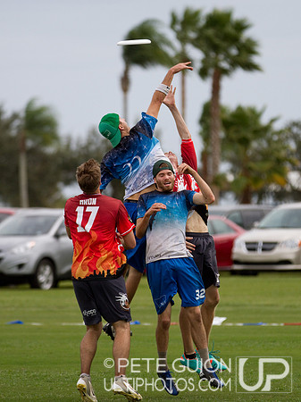 Drag'n Thrust vs Mental Toss Flycoons. Mixed division pool play, Thursday, Oct 2012.