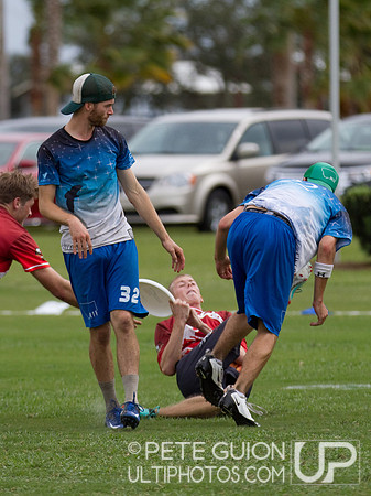 Drag'n Thrust vs Mental Toss Flycoons. Mixed division pool play, Thursday, Oct 2012.