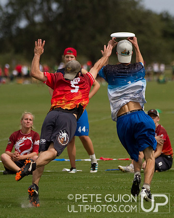 Drag'n Thrust vs Mental Toss Flycoons. Mixed division pool play, Thursday, Oct 2012.