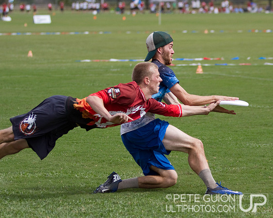 Drag'n Thrust vs Mental Toss Flycoons. Mixed division pool play, Thursday, Oct 2012.