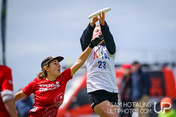 St. Olaf Vortex vs Wesleyan Vicious Circles in quarterfinals at USAU D-III College Championships