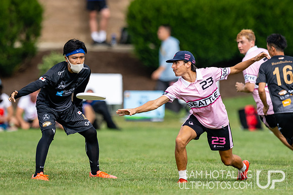 Buzz Bullets vs Seattle Sockeye in pool play at World Ultimate Club Championships