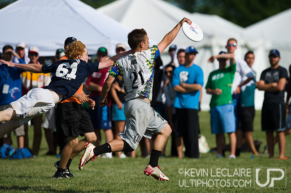 2014 USAU D-I College Champs Sunday Qtrs Action