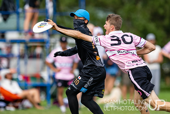 Buzz Bullets vs Seattle Sockeye in pool play at World Ultimate Club Championships