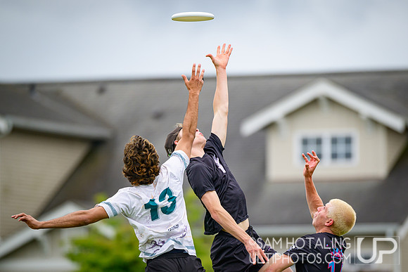 Lewis & Clark Bacchus vs Middlebury Pranksters (M) in finals at USAU D-III College Championships